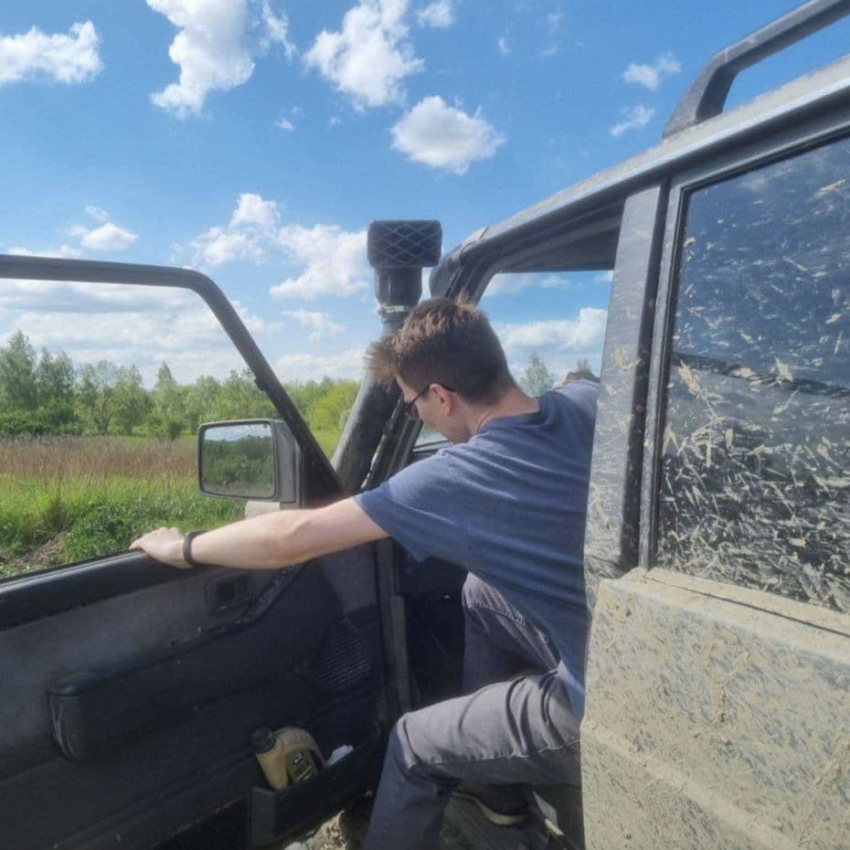 Zdjęcie mężczyzny wysiadającego z off-roadowego samochodu